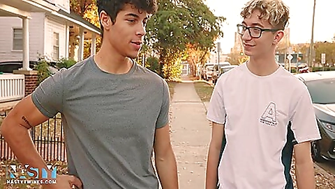 Sexy blonde slutty fucks her feet