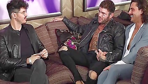 Sultry brunette like overall get tugjob to mouth