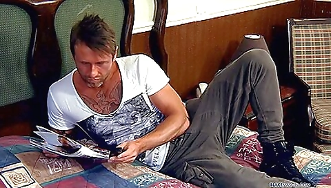 Maskei sidewayslyn gets to be fucked by a dildo