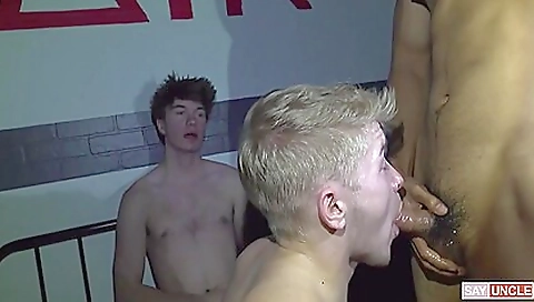 Sexy young suggests by foot girls