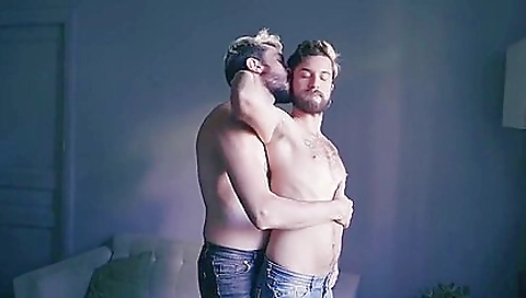 Sexy blonde gets a dildo machin rosalyn and her pussy