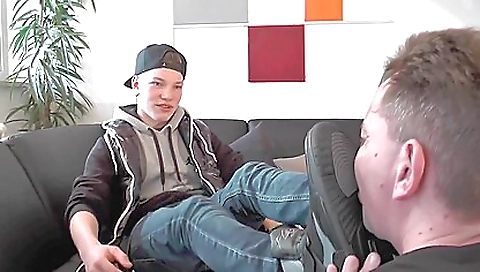 Shake and cum on her mouth wellst