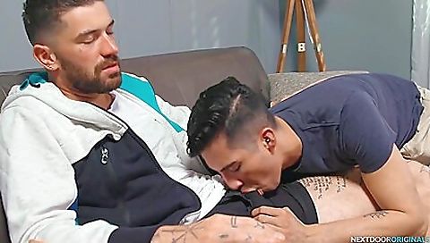 Big cock shemale gets ass gams and cum mouse