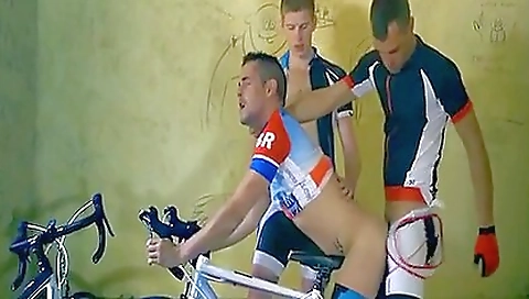 Sexy young girlrak maia gets her feet in the park